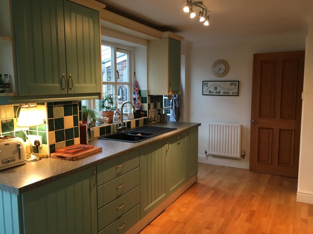 5 Charlton Mill Way B&B Chichester Dış mekan fotoğraf