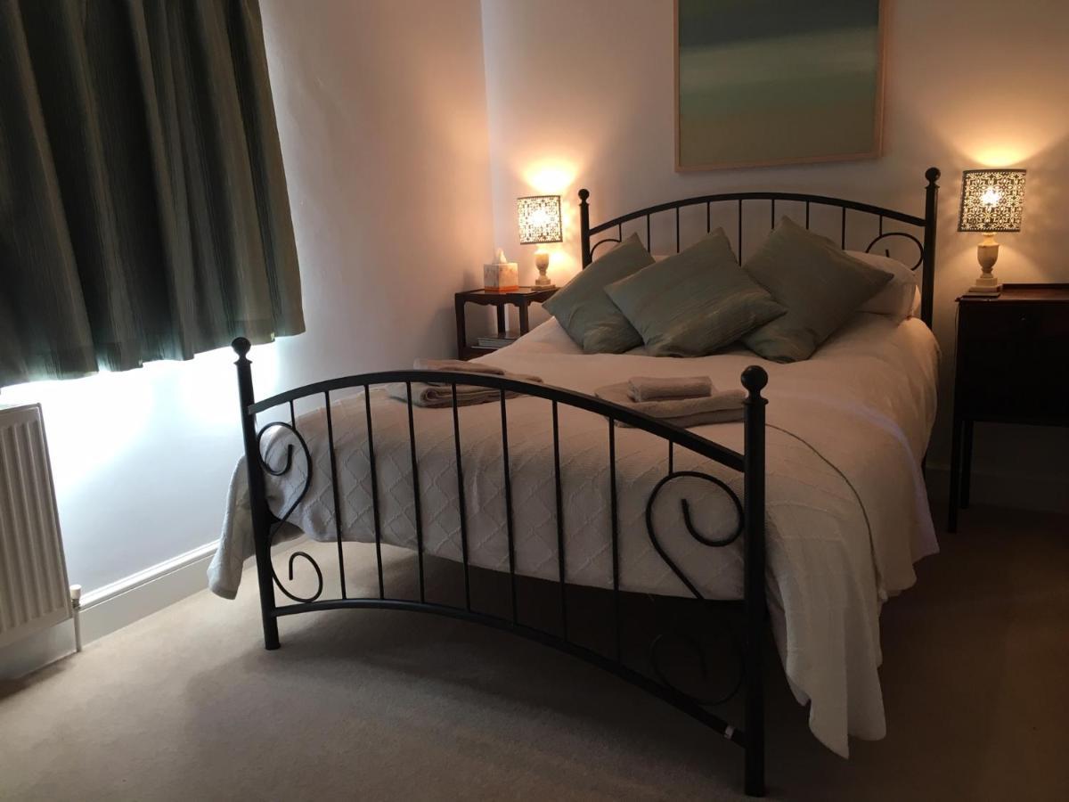 5 Charlton Mill Way B&B Chichester Oda fotoğraf