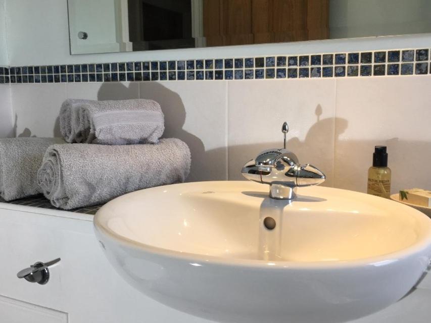 5 Charlton Mill Way B&B Chichester Oda fotoğraf
