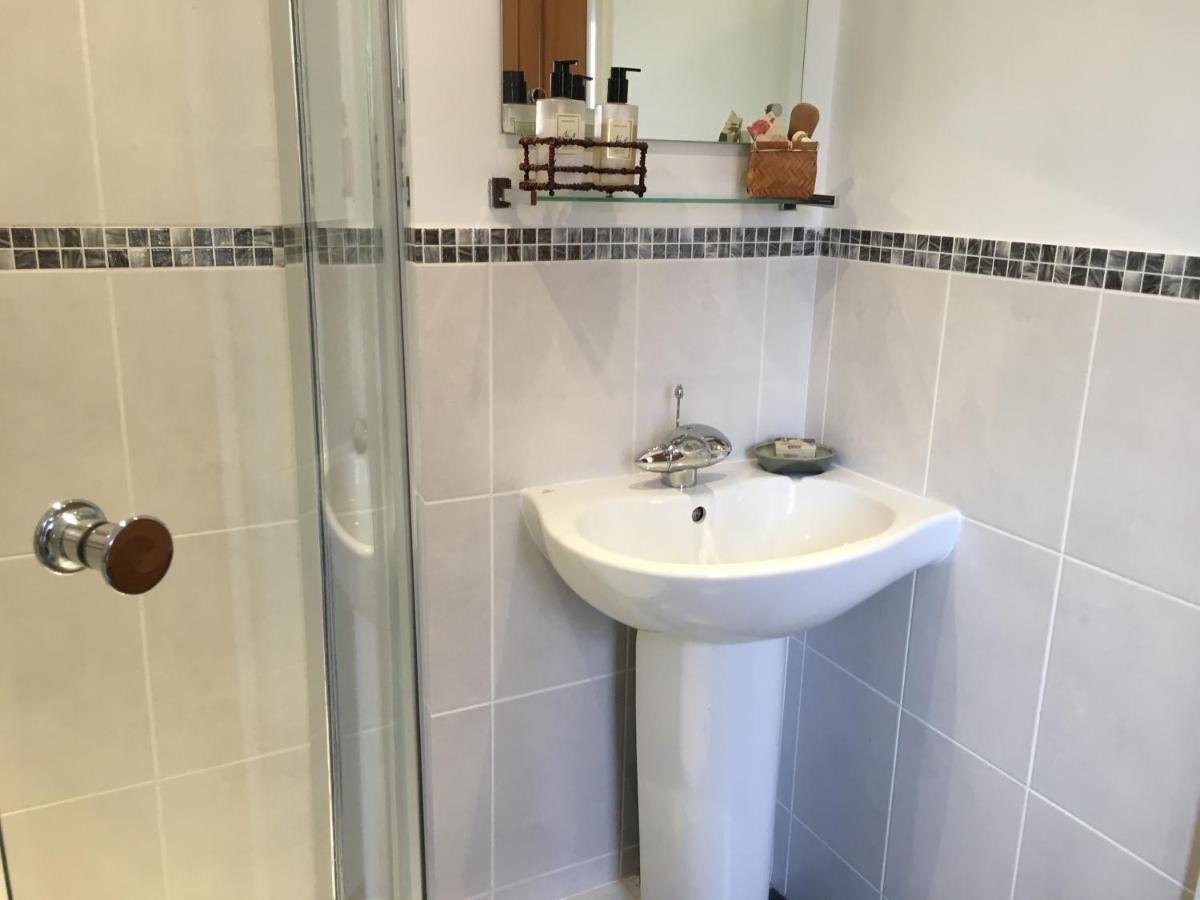 5 Charlton Mill Way B&B Chichester Oda fotoğraf