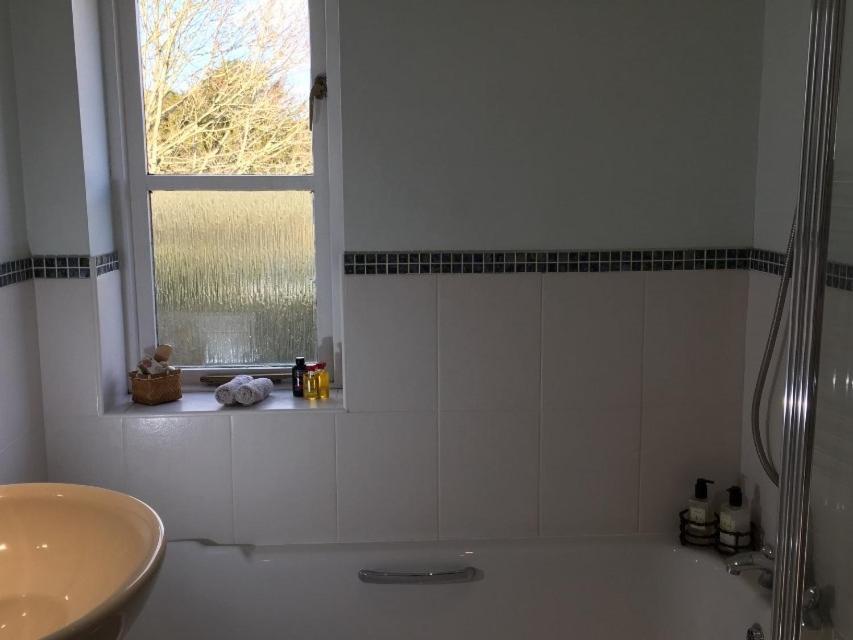 5 Charlton Mill Way B&B Chichester Oda fotoğraf